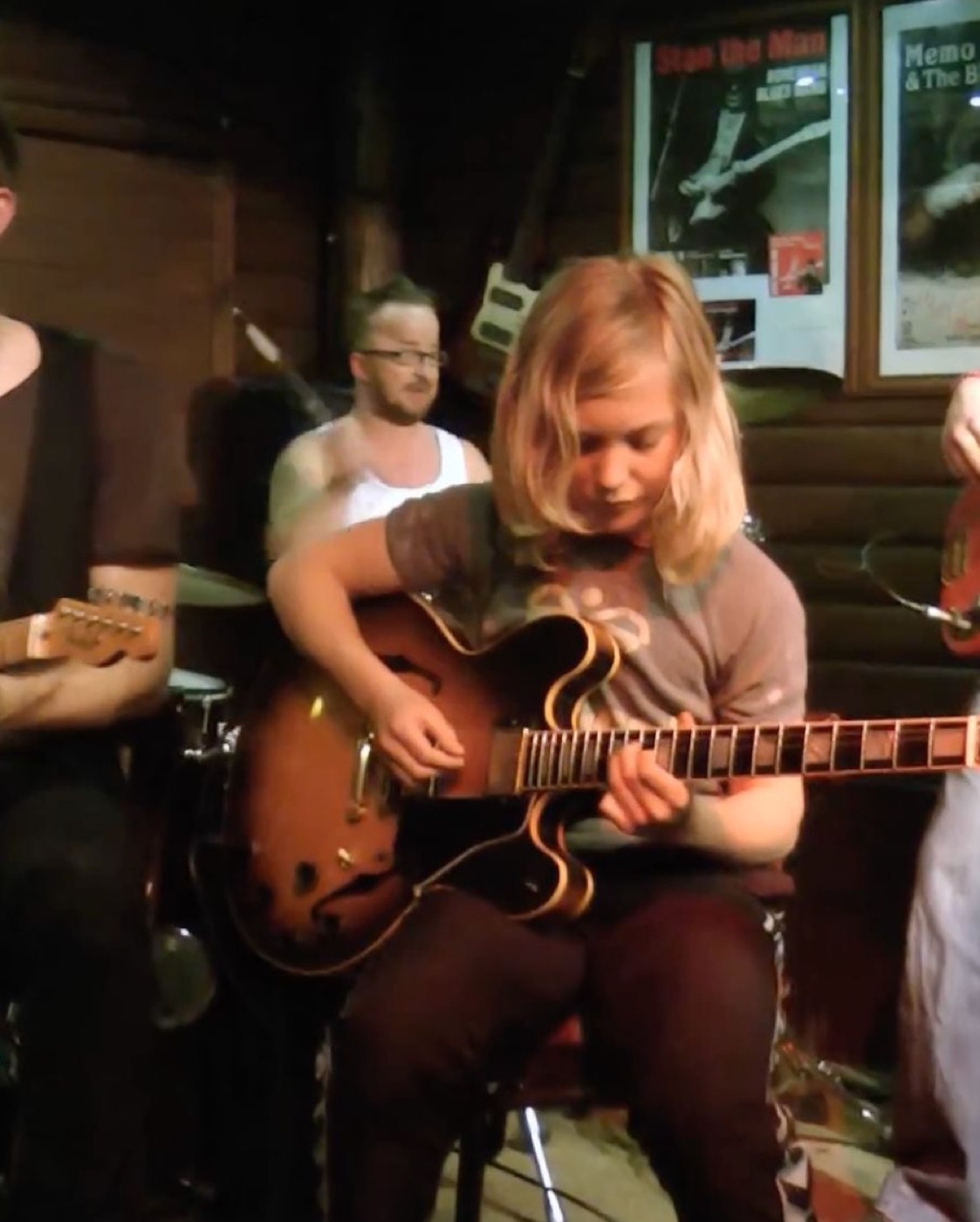 Oscar som dreng på scenen med guitar sammen med sin far