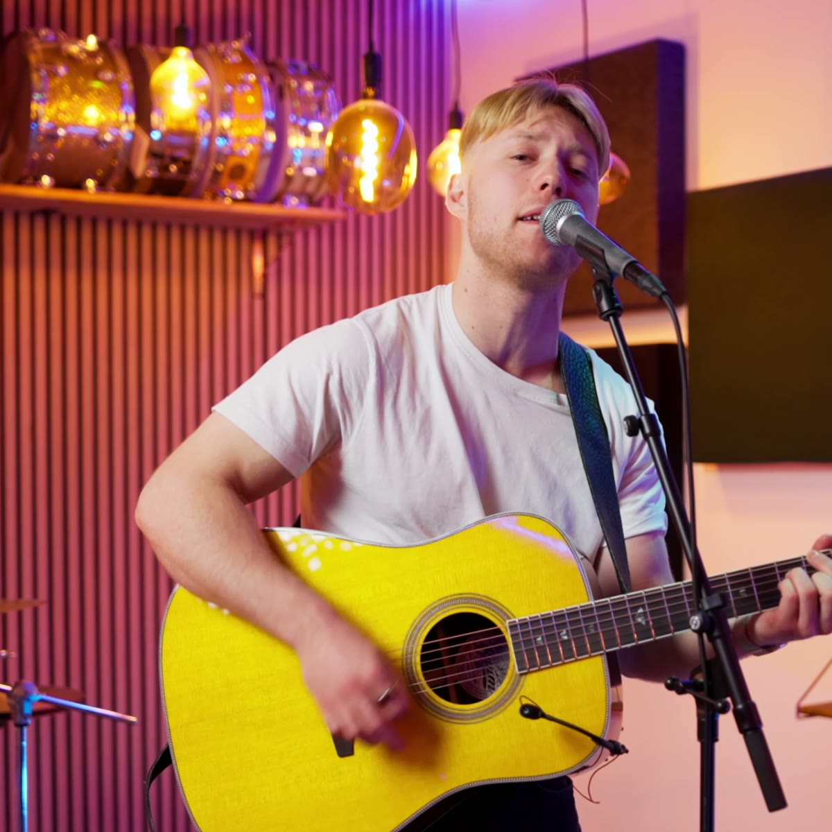 Oscar Jønsson spiller og synger i studiet